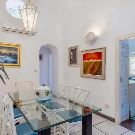 La Perla Marina Guest house