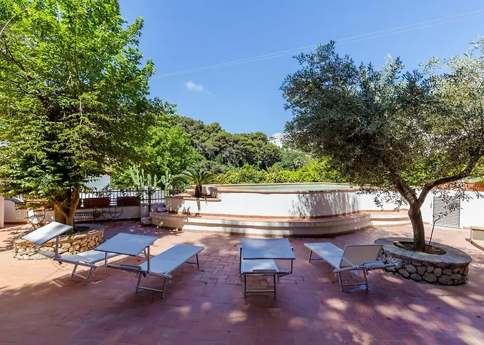 Konukevi La Perla Marina 3*